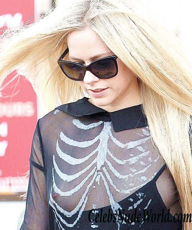 Avril Lavigne Boob Slip While Out Shopping Pumpkins (UPDATE) 23372