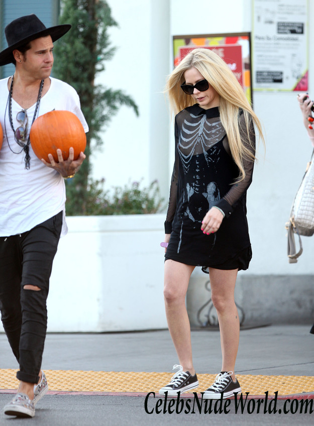 Avril Lavigne Boob Slip While Out Shopping Pumpkins (UPDATE) 23377
