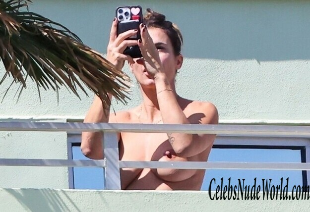 Elisabetta Canalis on the beach 234828
