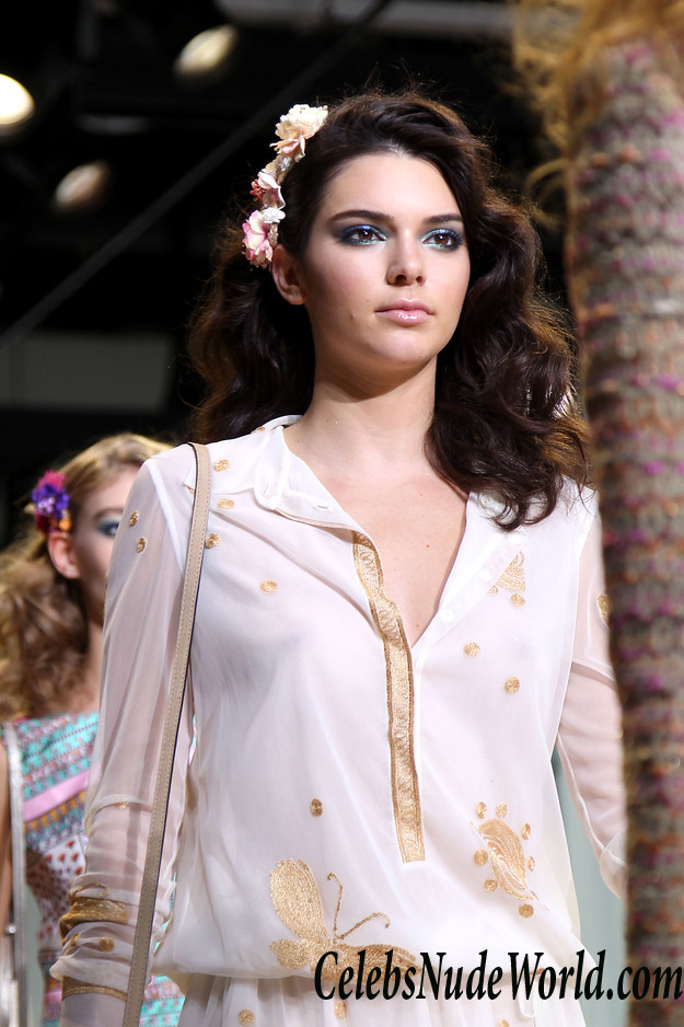 Kendall Jenner Braless See Through At 2016 Spring NY Fashion Week 24806