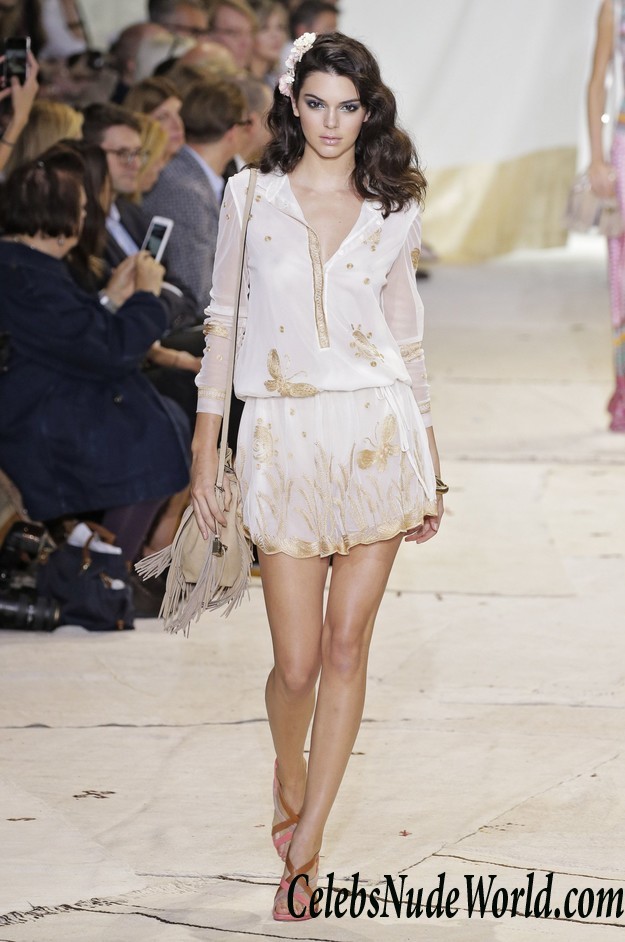 Kendall Jenner Braless See Through At 2016 Spring NY Fashion Week 24811