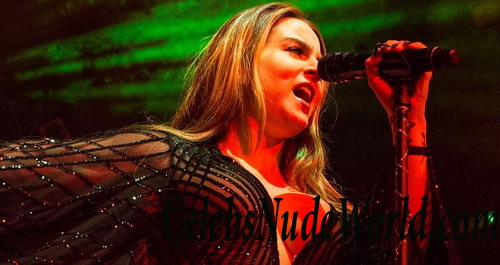 JoJo See Cleavage And Ass In A Thong On Stage 25598