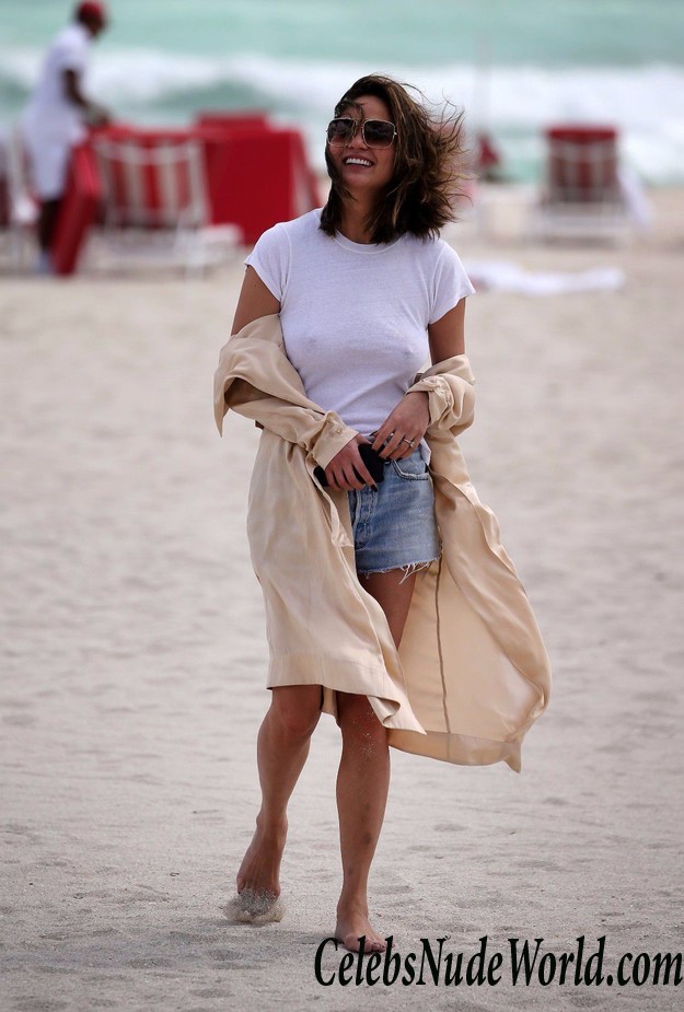 Chrissy Teigen Hard Nipples On The Beach In Miami 26325