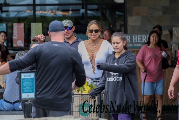Mariah Carey Braless Pokies While Shopping In Hawaii 27050