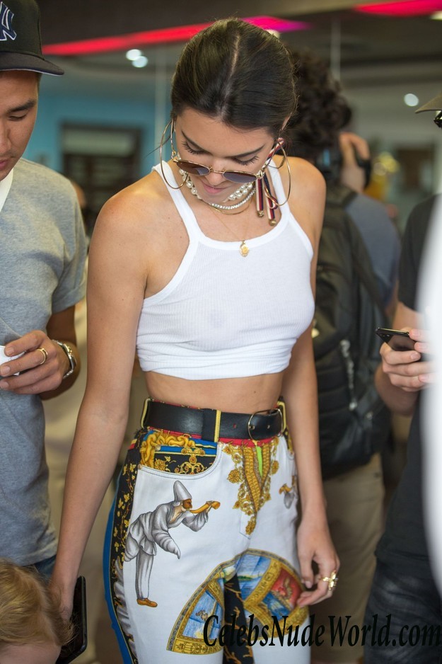 Kendall Jenner Braless At An Ice Cream Store 27149