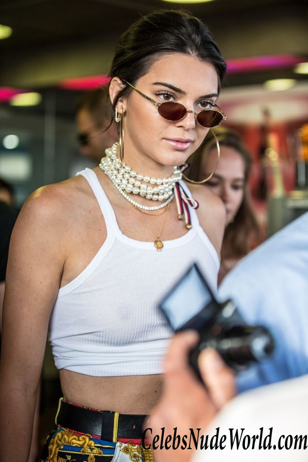 Kendall Jenner Braless At An Ice Cream Store 27152