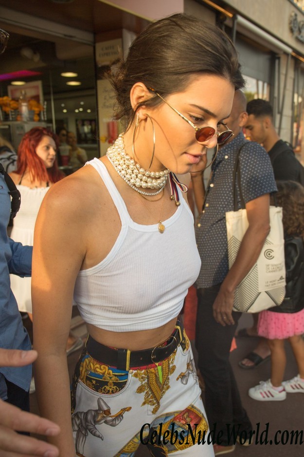 Kendall Jenner Braless At An Ice Cream Store 27153