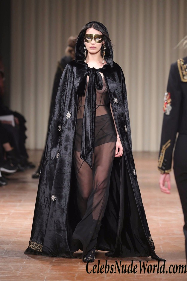 See Ball Hadid&#8217;s Nipples in a See Through Shirt on the Catwalk 27311
