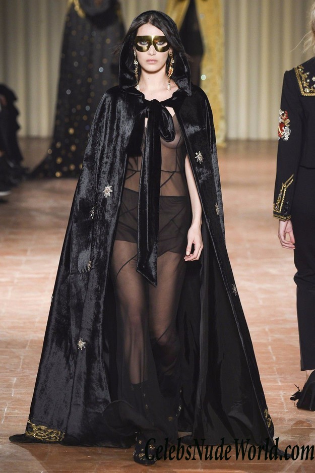 See Ball Hadid&#8217;s Nipples in a See Through Shirt on the Catwalk 27314