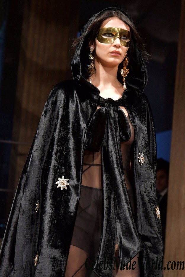 See Ball Hadid&#8217;s Nipples in a See Through Shirt on the Catwalk 27316