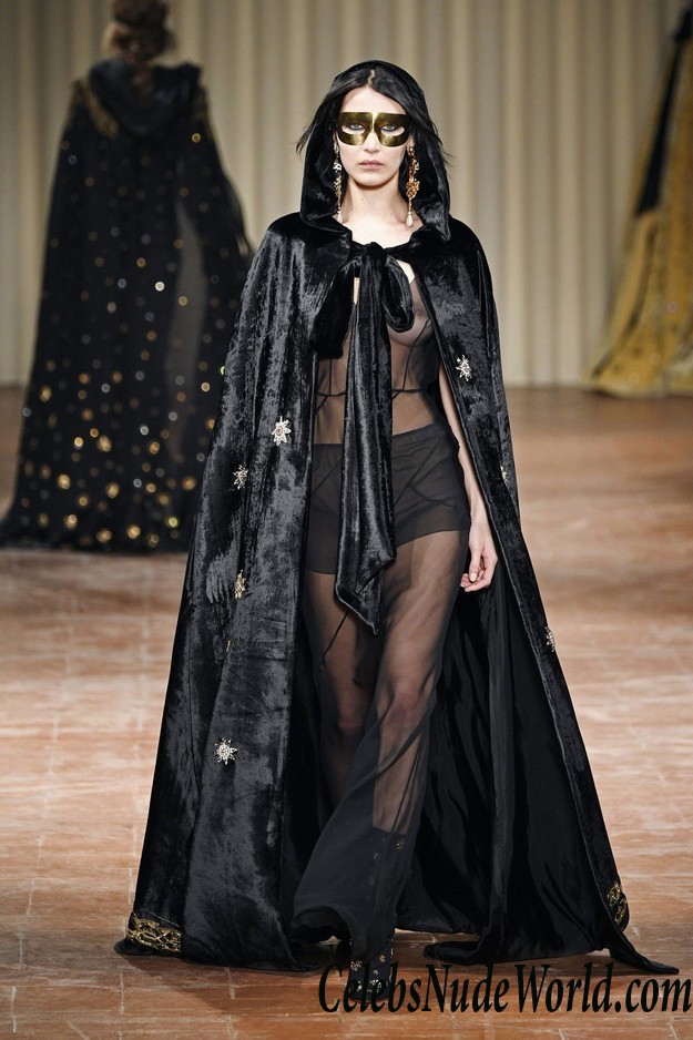 See Ball Hadid&#8217;s Nipples in a See Through Shirt on the Catwalk 27321