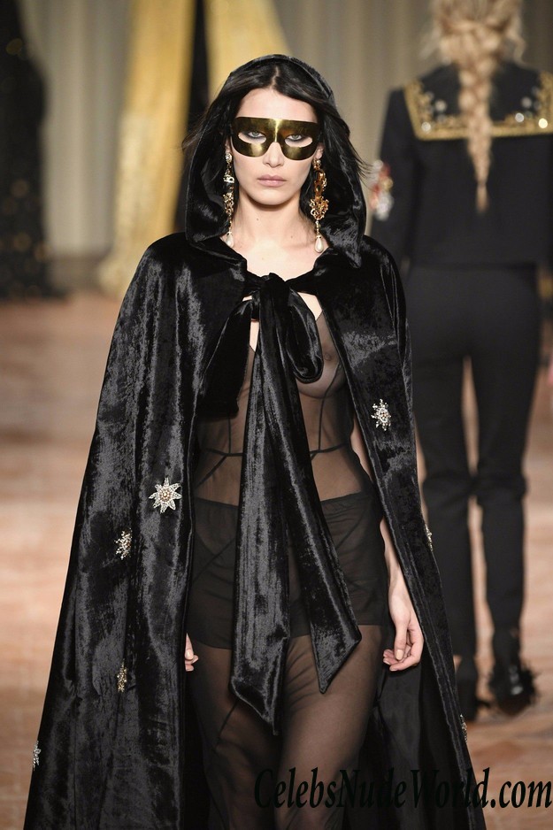 See Ball Hadid&#8217;s Nipples in a See Through Shirt on the Catwalk 27324