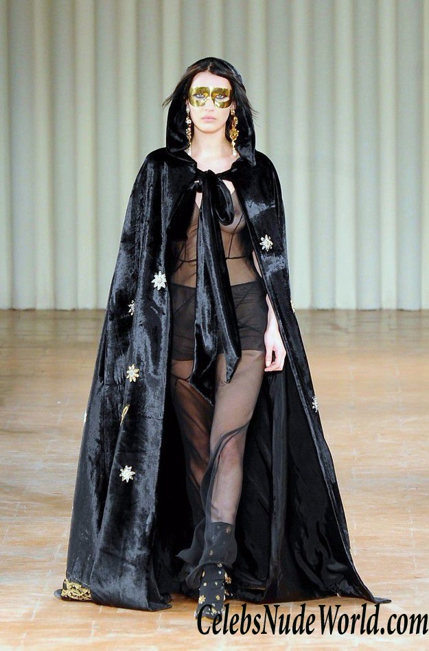 See Ball Hadid&#8217;s Nipples in a See Through Shirt on the Catwalk 27325