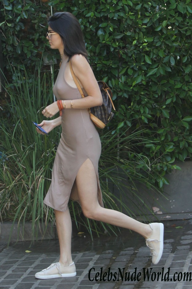 Kendall Jenner See Through To Nipples At The Villa Restaurant 27376
