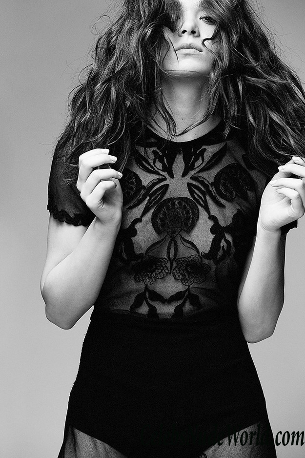 Hailee Steinfeld In A See Through Dress Photoshoot 27418