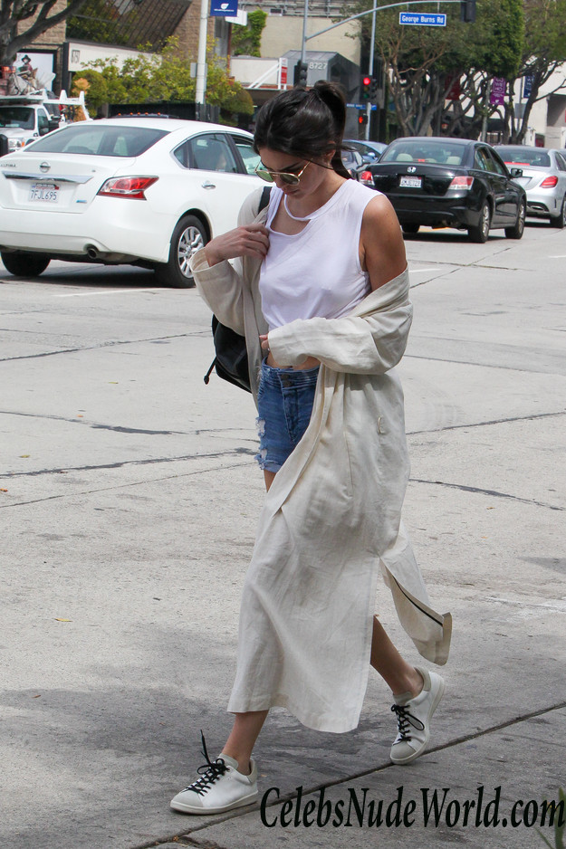 Kendall Jenner Nipple Pokes And Piercing While Out Shopping 27442