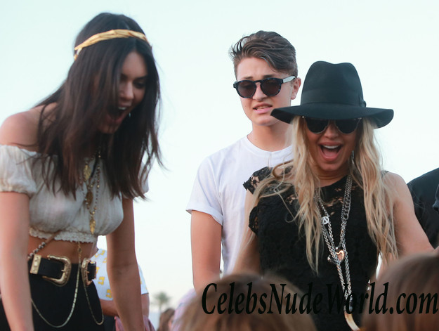 Kendall Jenner Nipple Pokes At The Coachella Music Festival Day 2 27792