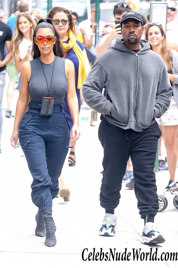 Kim Kardashian Pokies While Out in New York City 28006