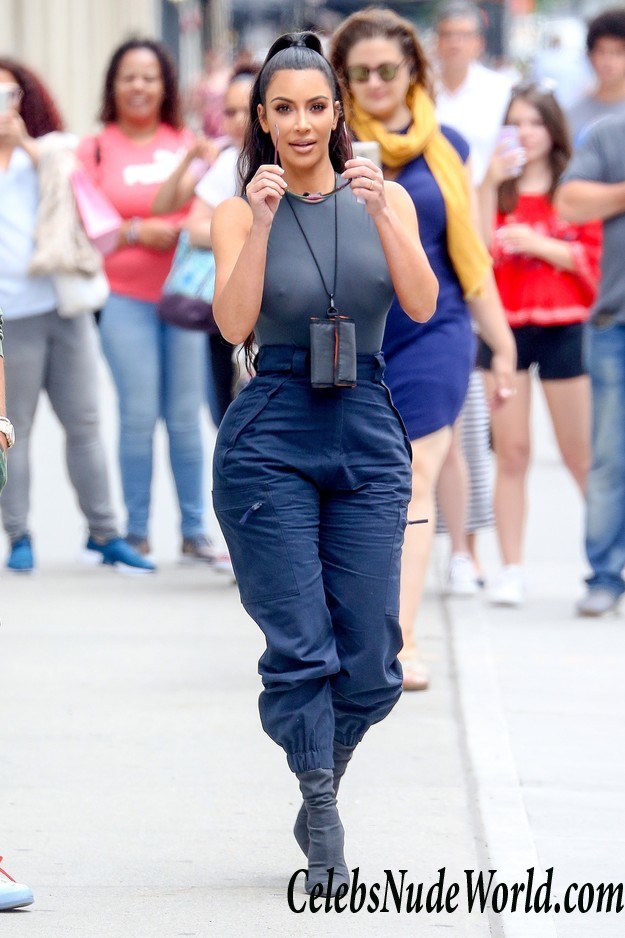 Kim Kardashian Pokies While Out in New York City 28011