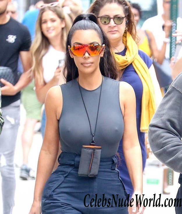 Kim Kardashian Pokies While Out in New York City 28014