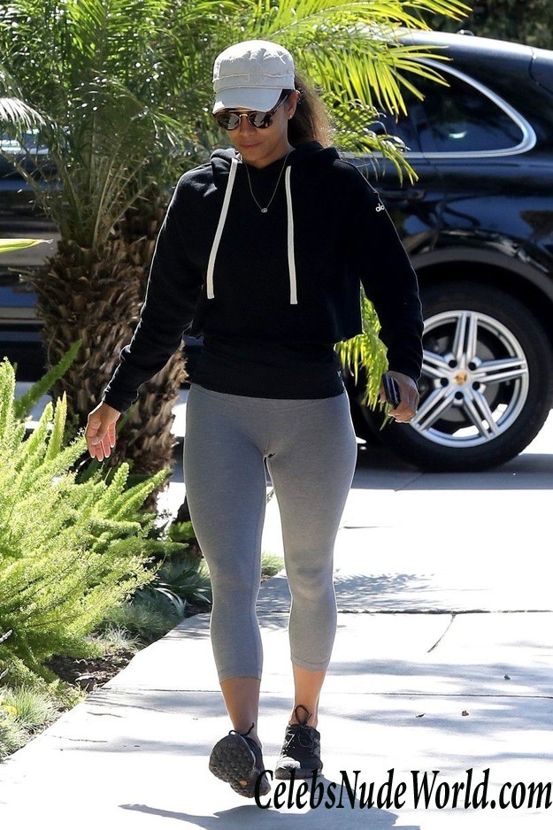 Halle Berry Cameltoe Outside A Gym In West Hollywood 28247