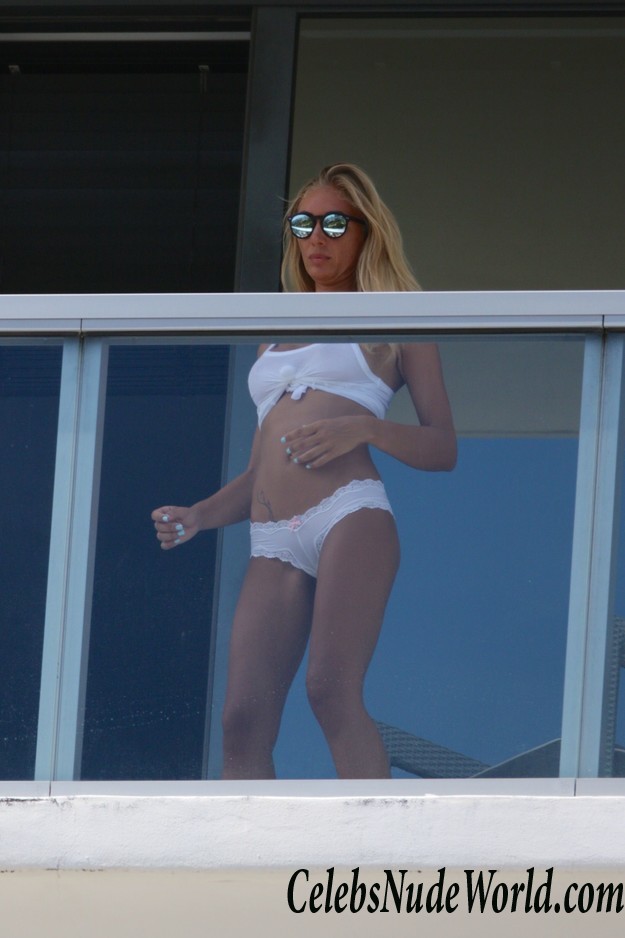 Laura Cremaschi Topless, Cameltoe Candids On A Balcony 28540