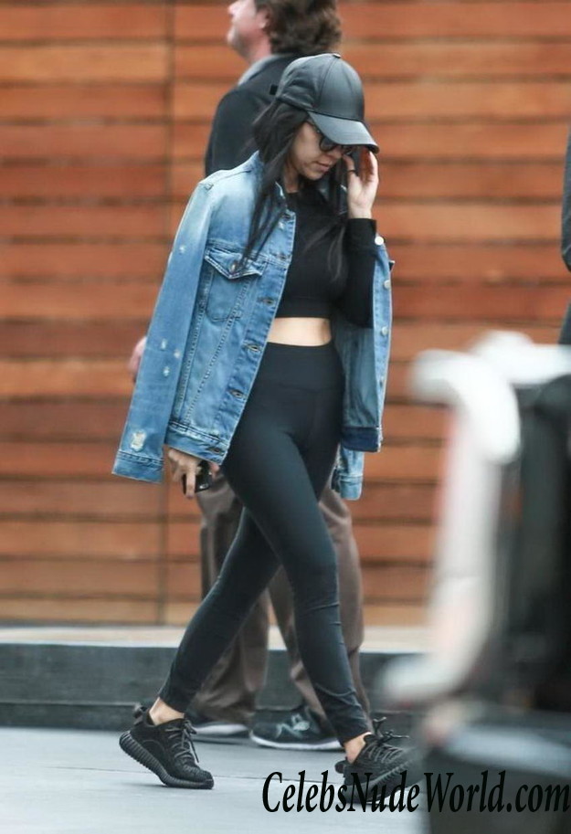 Kourtney Kardashian Cameltoe While Shopping In Beverly Hills 28652