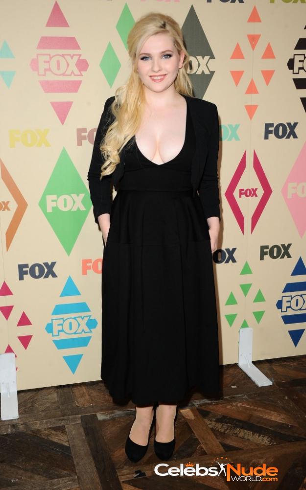 Abigail Breslin Cleavage  2888