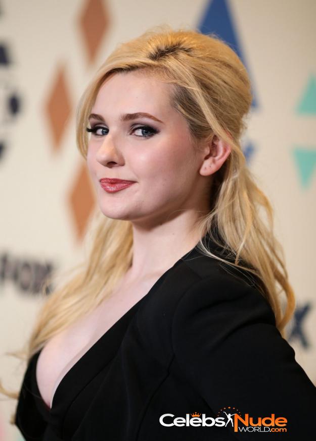 Abigail Breslin Cleavage  2889