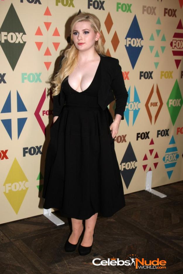 Abigail Breslin Cleavage  2891