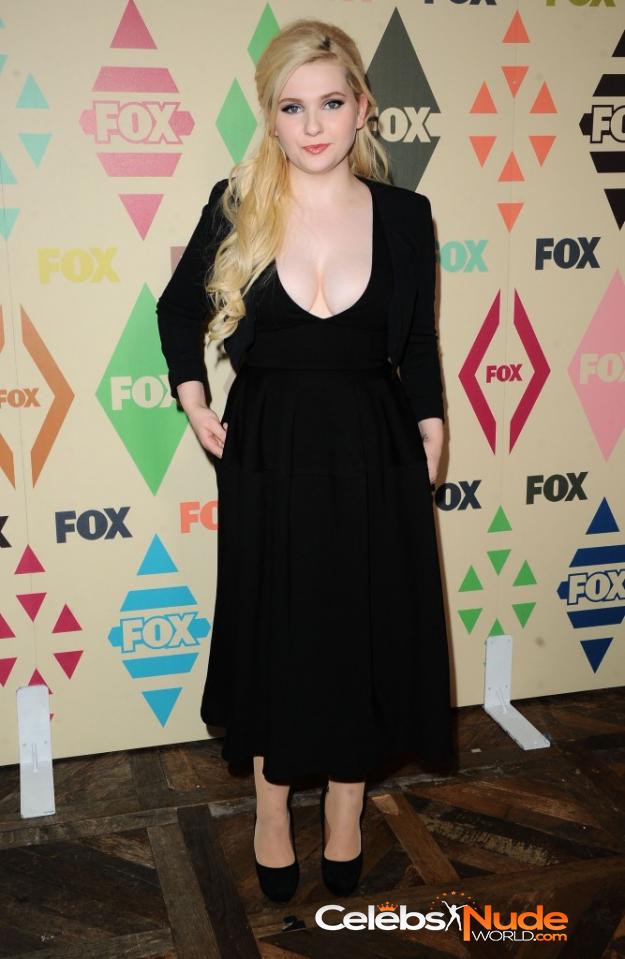 Abigail Breslin Cleavage  2899