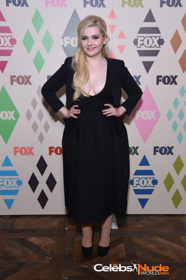 Abigail Breslin Cleavage  2900