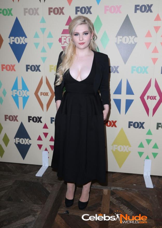 Abigail Breslin Cleavage  2910