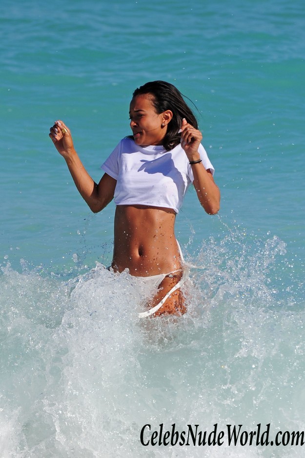 Karrueche Tran In Bikini And Some Slight Cameltoe 29197