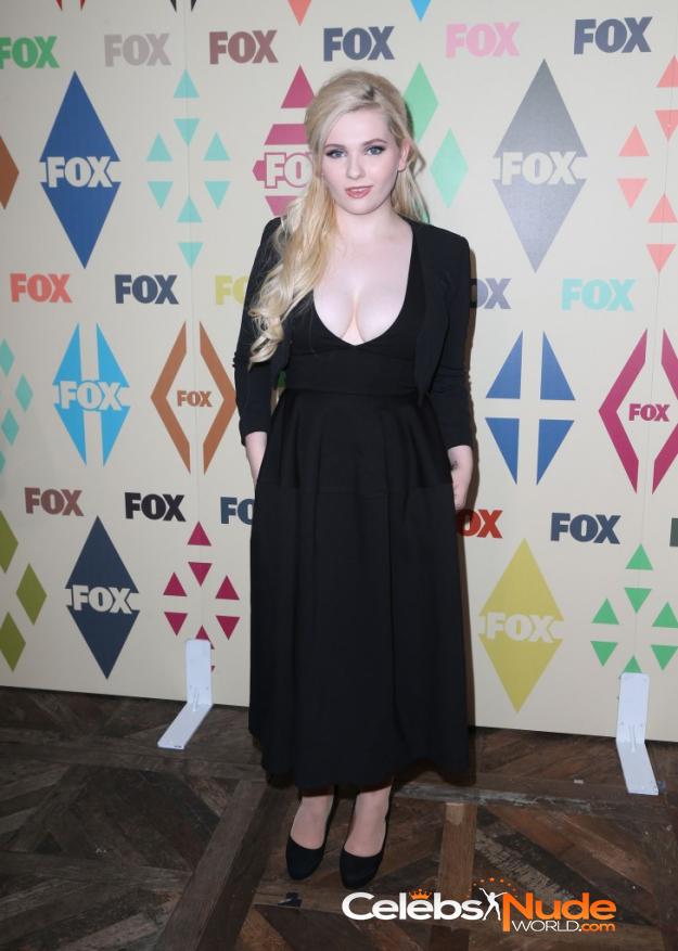 Abigail Breslin Cleavage  2922