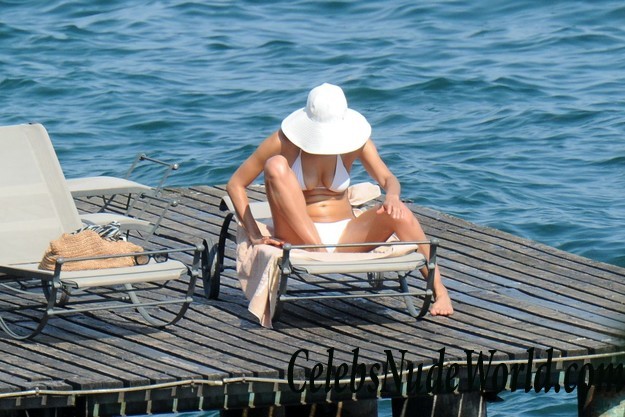 Irina Shayk Wearing A Bikini In Italy &#8211; Slight Cameltoe As A Bonus 29224