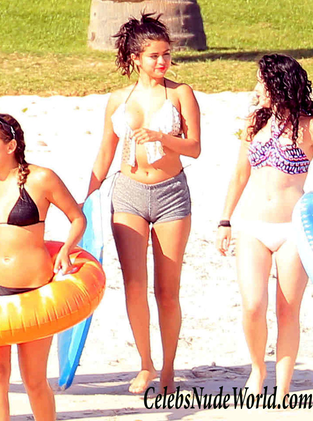 Selena Gomez Bikini Top And Huge Cameltoe In Mexico 29282