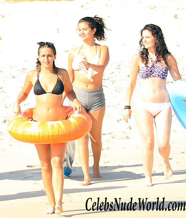Selena Gomez Bikini Top And Huge Cameltoe In Mexico 29283