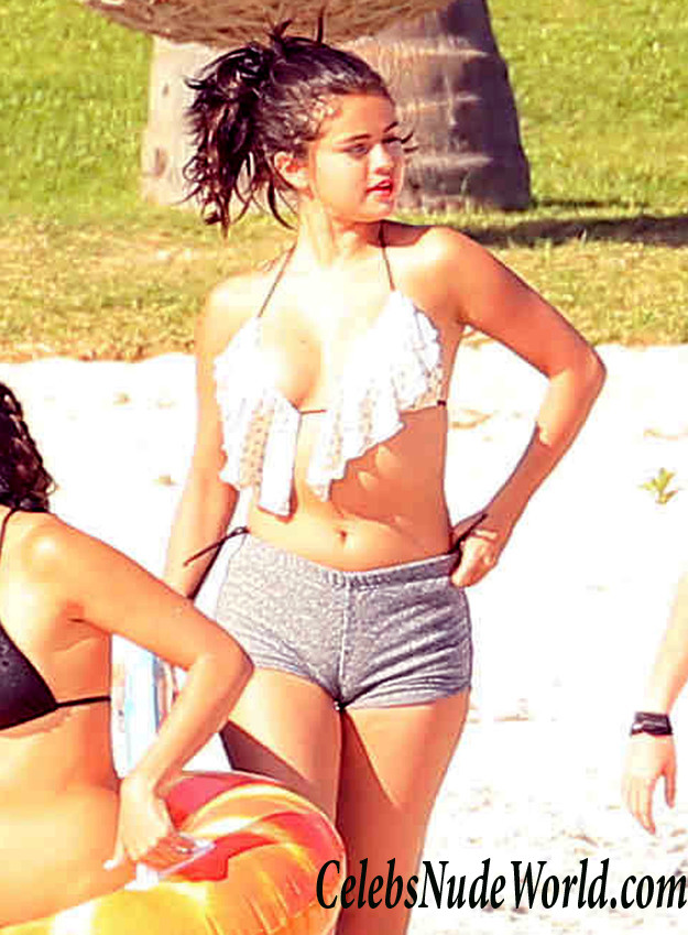 Selena Gomez Bikini Top And Huge Cameltoe In Mexico 29287