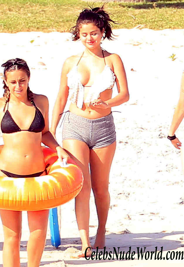 Selena Gomez Bikini Top And Huge Cameltoe In Mexico 29289
