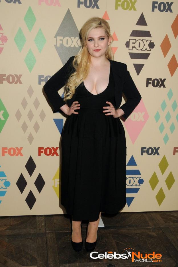 Abigail Breslin Cleavage  2929