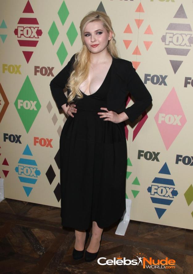 Abigail Breslin Cleavage  2930