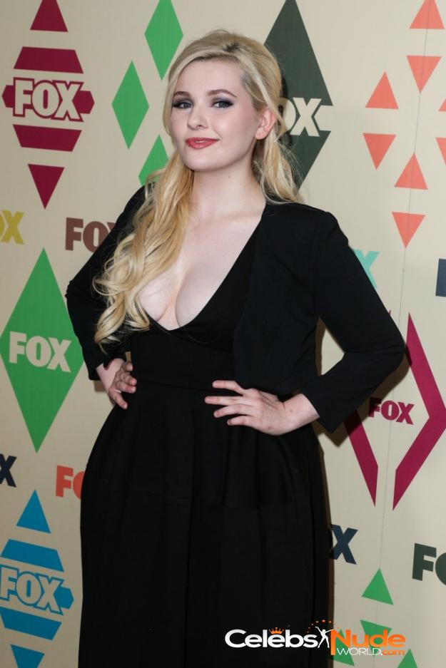 Abigail Breslin Cleavage  2934