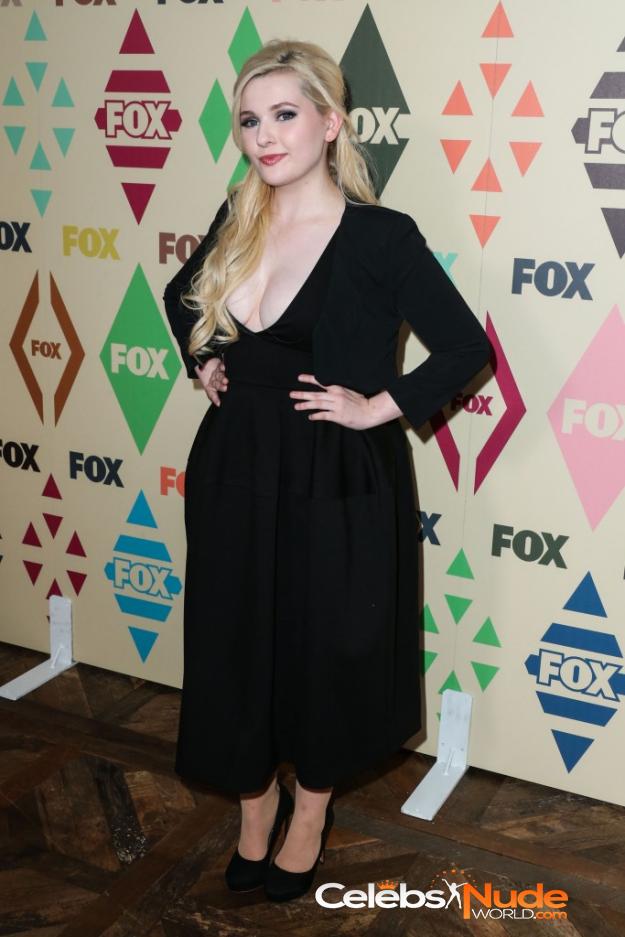 Abigail Breslin Cleavage  2941