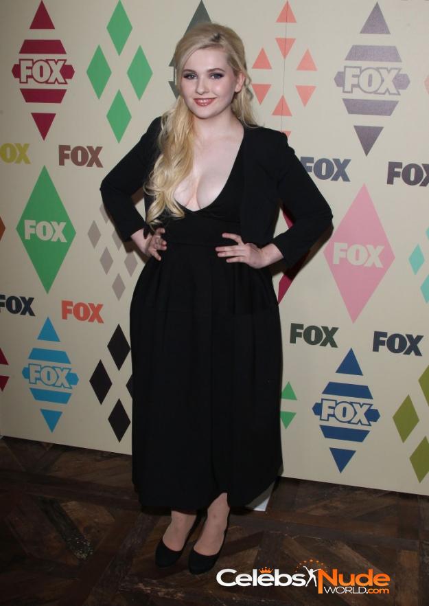 Abigail Breslin Cleavage  2942