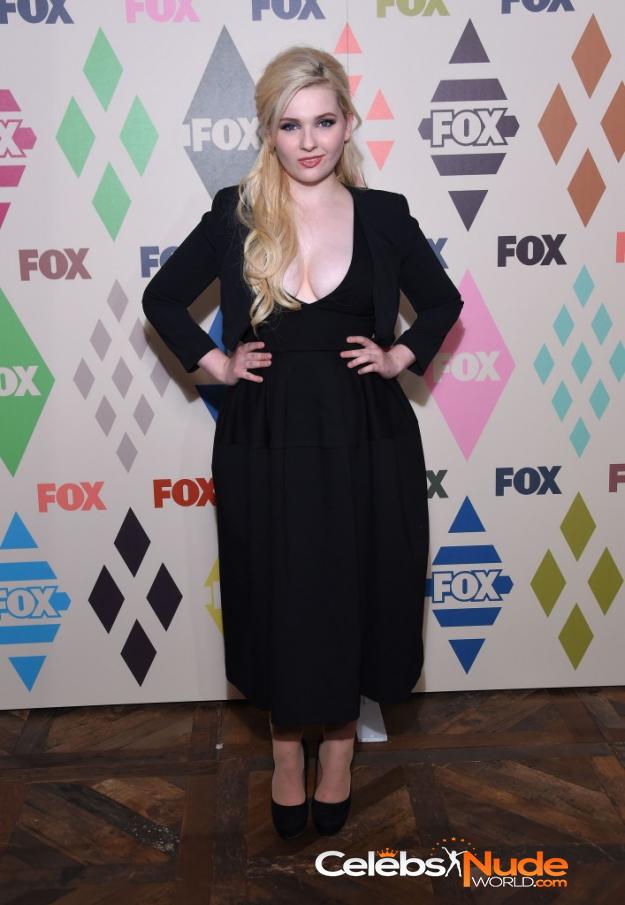 Abigail Breslin Cleavage  2943