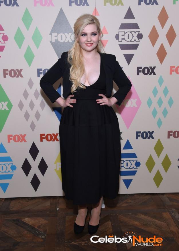 Abigail Breslin Cleavage  2946
