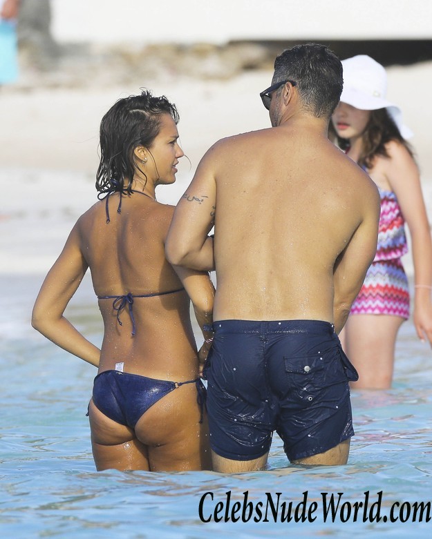 Jessica Alba Wearing A Bikini And Some Nipple Pokes While In The Caribbean 29533