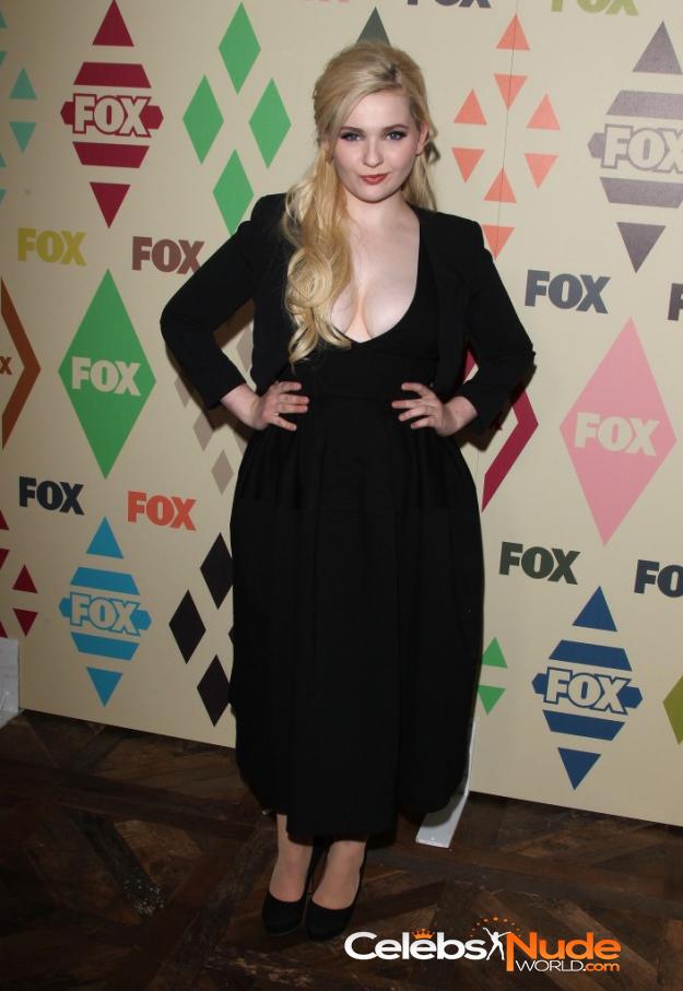 Abigail Breslin Cleavage  2957