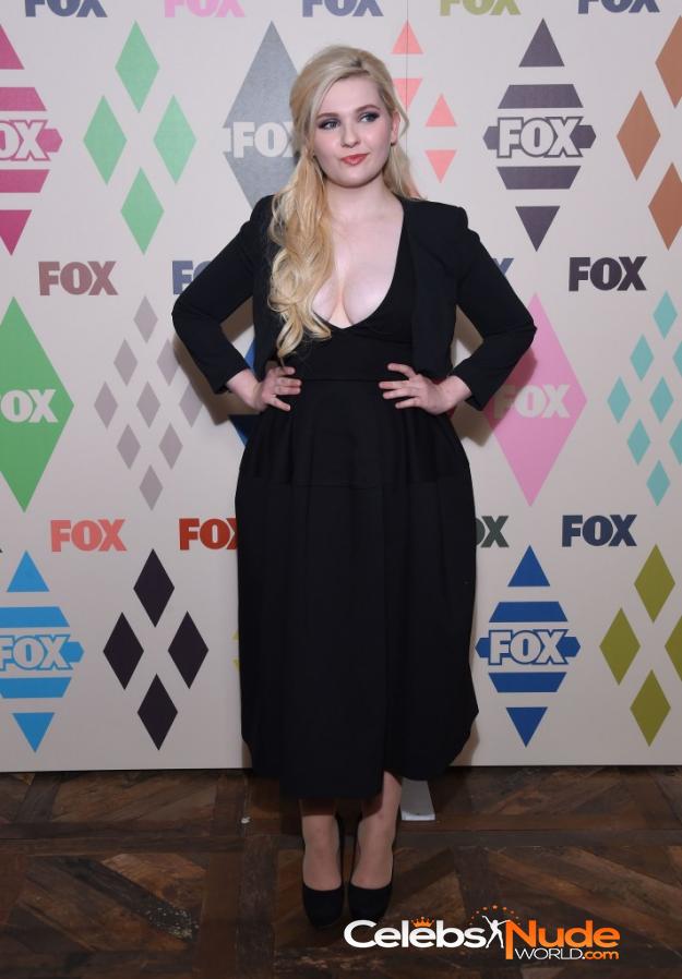 Abigail Breslin Cleavage  2958